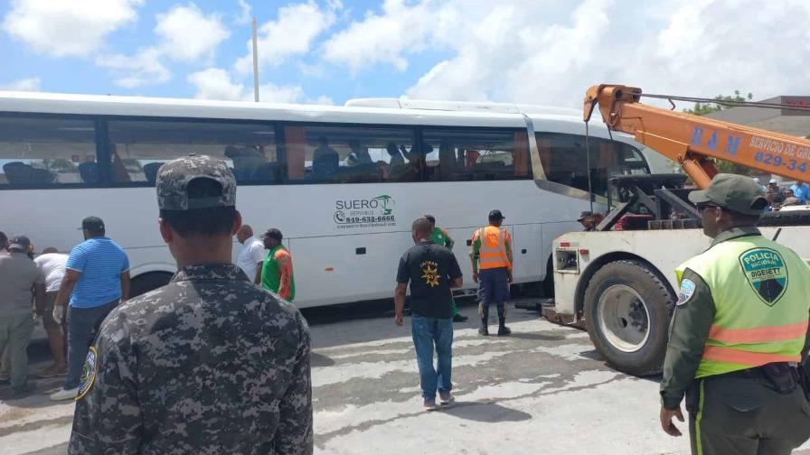 Son mujeres las dos personas fallecidas en accidente de autobús con turistas en Bávaro