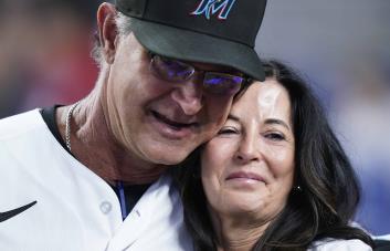 Mattingly gana su último juego como manager de Marlins