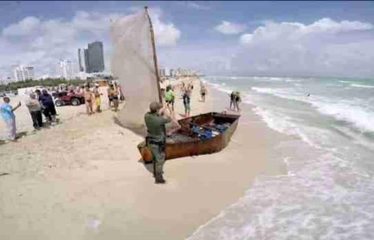 Detienen a 26 cubanos llegados en una balsa a una exclusiva isla de Miami