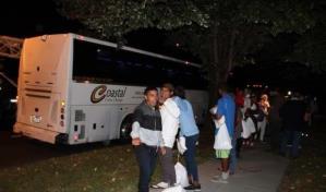 Llega desde Texas otra guagua con 41 migrantes a las puertas de la casa de Kamala Harris