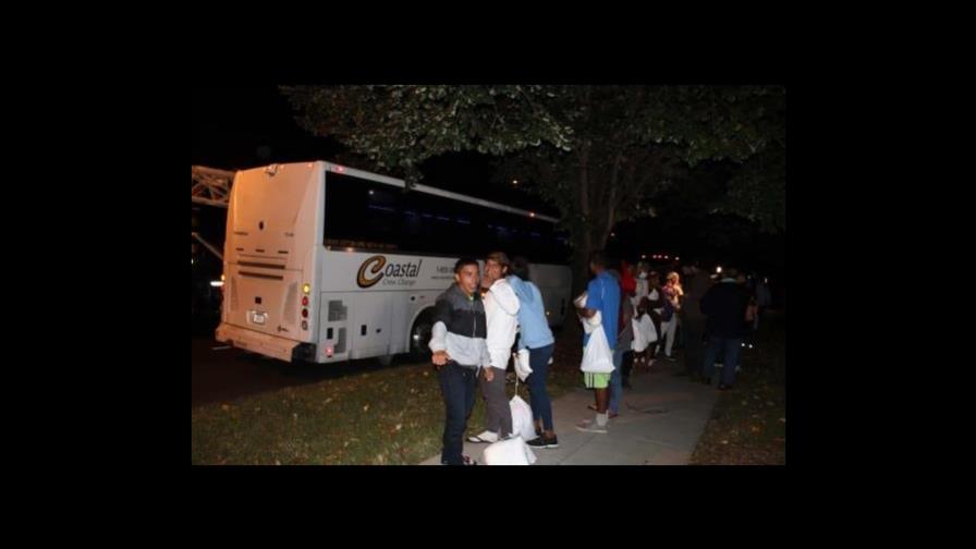 Llega desde Texas otra guagua con 41 migrantes a las puertas de la casa de Kamala Harris