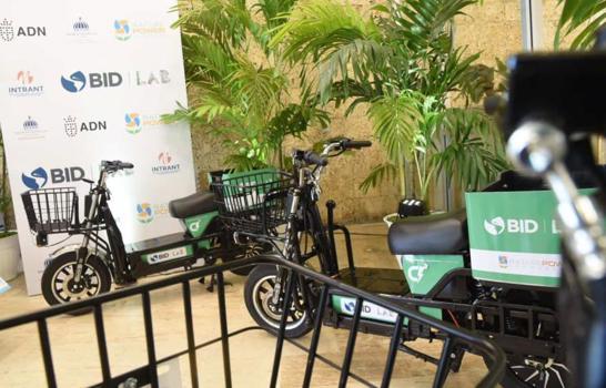 Colmados del Distrito Nacional utilizan motocicletas eléctricas como delivery para reducir contaminación
