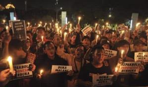 La policía indonesia acusa a seis personas por la estampida en el estadio