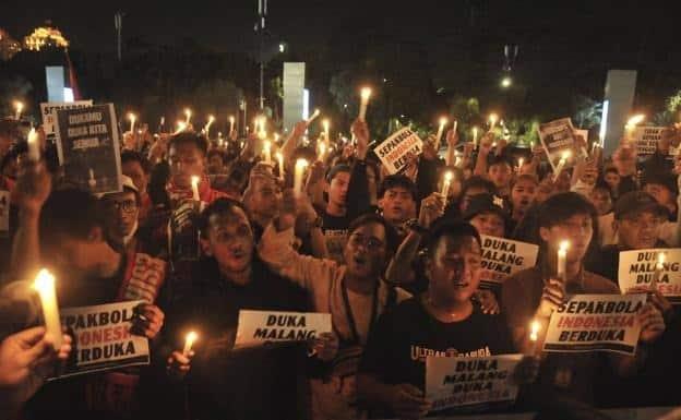 La policía indonesia acusa a seis personas por la estampida en el estadio