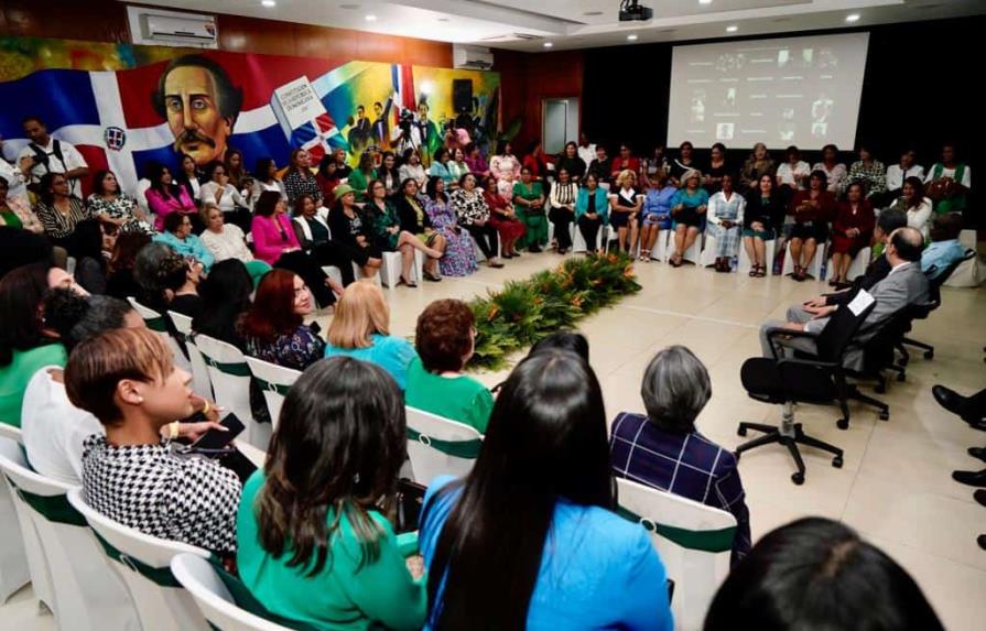 Leonel se reúne con las 100 mujeres aspirantes a la Dirección Política de la FP