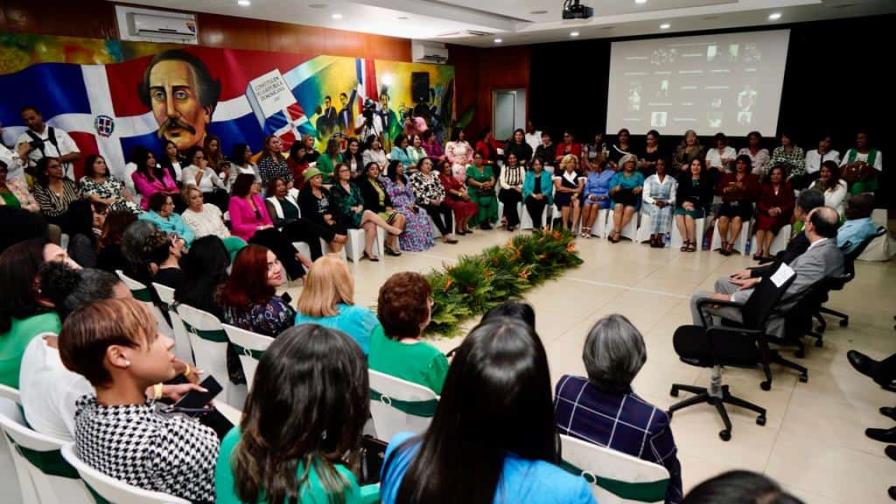 Leonel se reúne con las 100 mujeres aspirantes a la Dirección Política de la FP