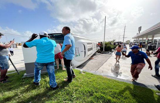 Autobús que transportaba turistas accidentados en Bávaro se deslizó y salió de la carretera