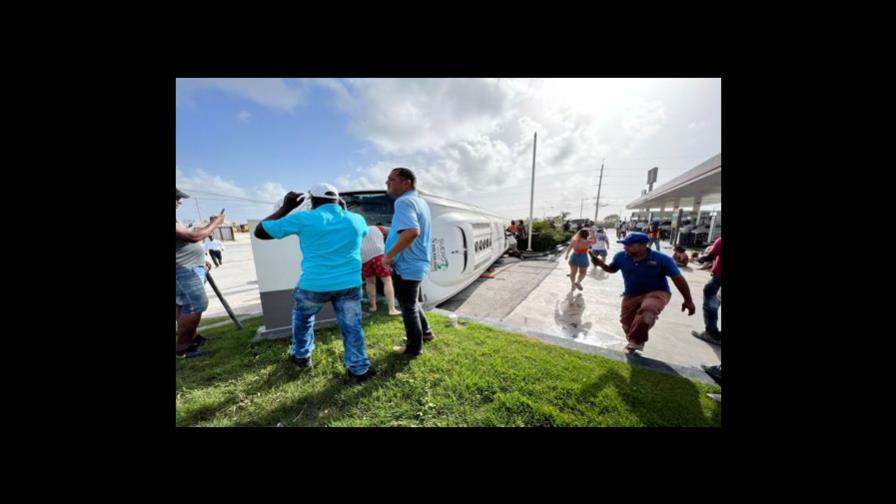 Autobús que transportaba turistas accidentados en Bávaro se deslizó y salió de la carretera Autobús que transportaba turistas accidentados en Bávaro se deslizó y salió de la carretera