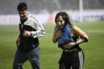 Gimnasia-Boca, suspendido entre violencia, gases y un muerto