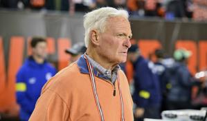 Imputan a abogado que lanzó botella a dueño de Browns