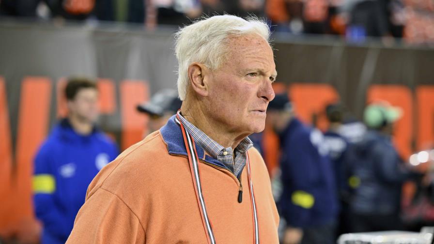 Imputan a abogado que lanzó botella a dueño de Browns Imputan a abogado que lanzó botella a dueño de Browns