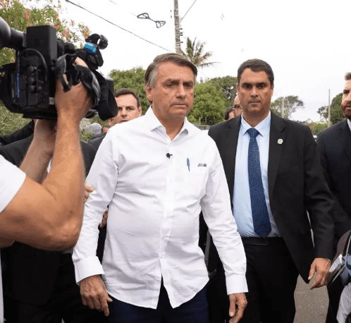 Bolsonaro se exalta y afirma que Lula tiene “una historia sucia”