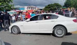 Muere mujer herida de bala mientras conducía carro por avenida de Santiago