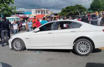 Muere mujer herida de bala mientras conducía carro por avenida de Santiago