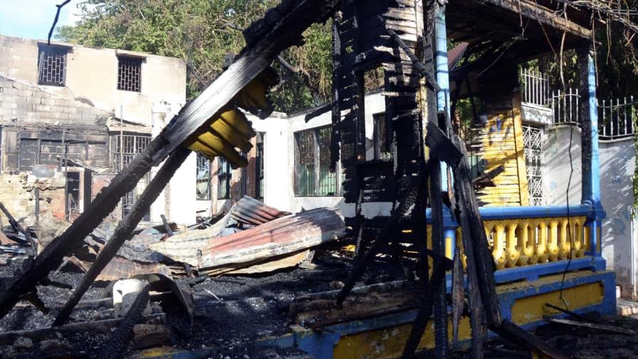 Fuego destruye dos viviendas de estilo victoriano en Santiago Fuego destruye dos viviendas de estilo victoriano en Santiago