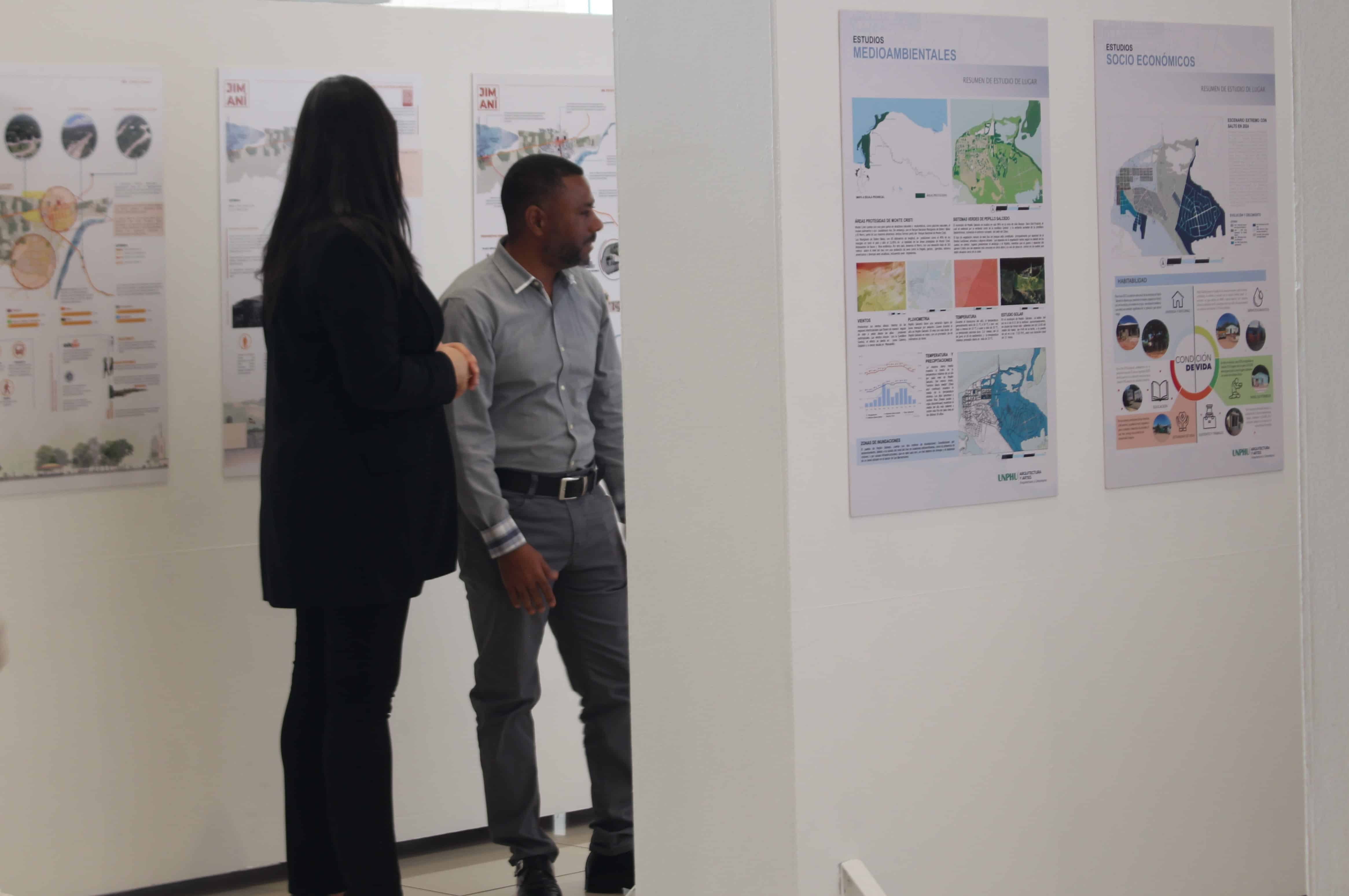 Asistentes a la exposición en Galería 360.