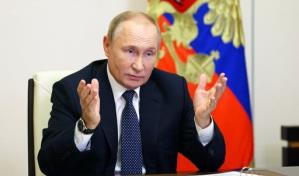 El insólito regalo de cumpleaños a Putin: un tractor bielorruso