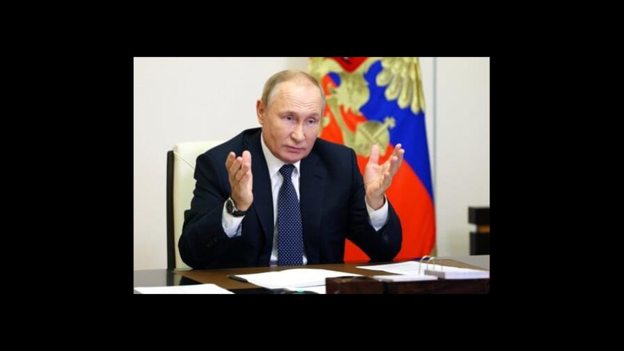 El insólito regalo de cumpleaños a Putin: un tractor bielorruso El insólito regalo de cumpleaños a Putin: un tractor bielorruso