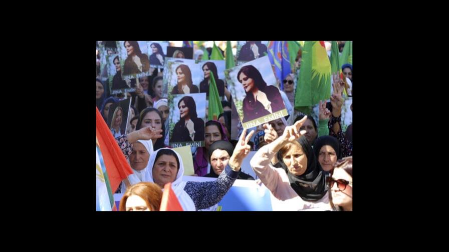 Madre de una adolescente muerta en Irán rechaza versión oficial Madre de una adolescente muerta en Irán rechaza versión oficial