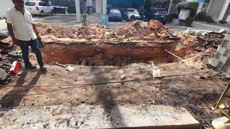 Alcaldía interviene socavón de la calle Rosa Duarte Alcaldía interviene socavón de la calle Rosa Duarte