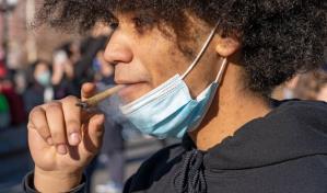 Biden perdona a miles de convictos por posesión de marihuana