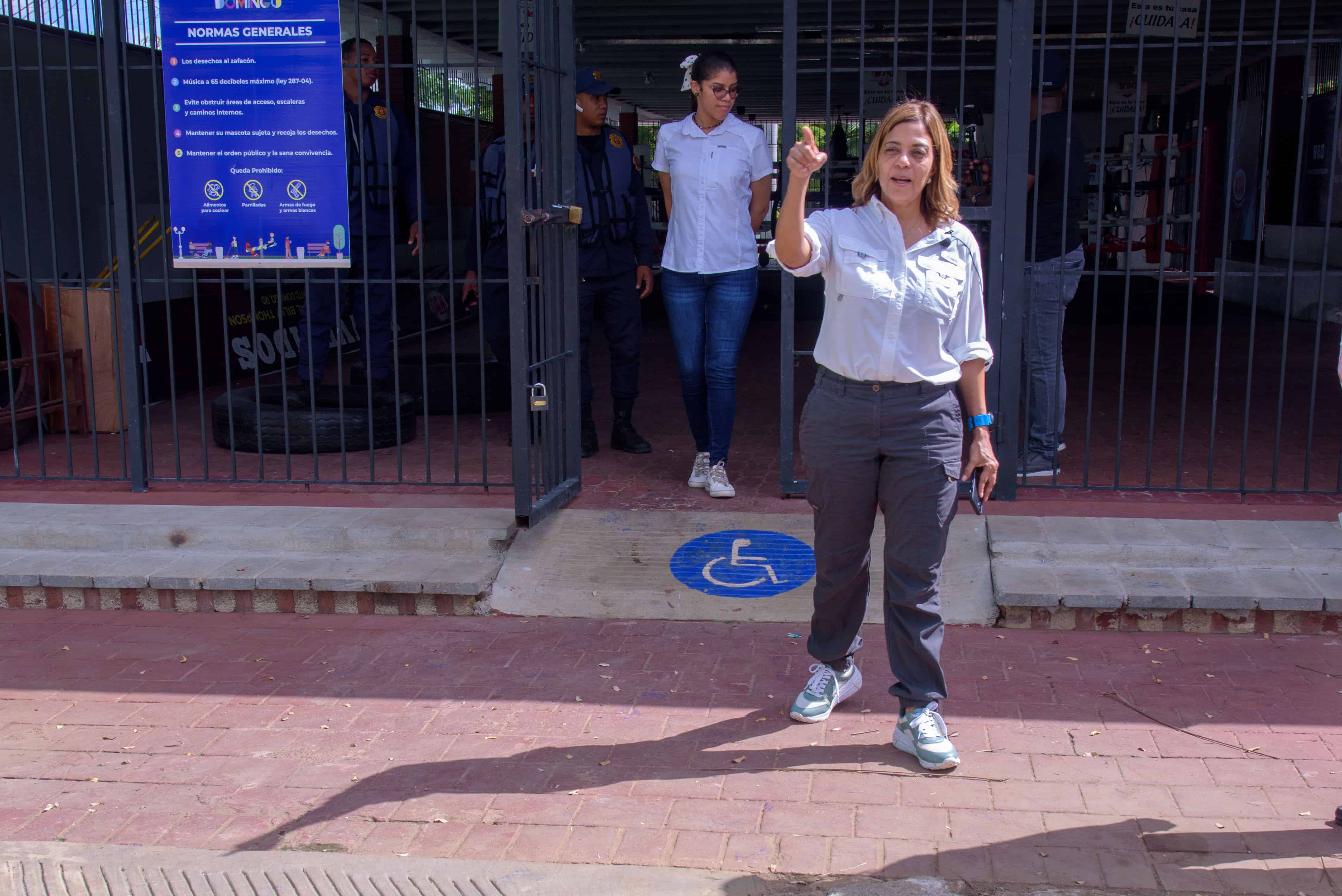 Este Club estaba abandonado, y la Alcaldía lo intervno como partre del Parque Rosa Duarte.