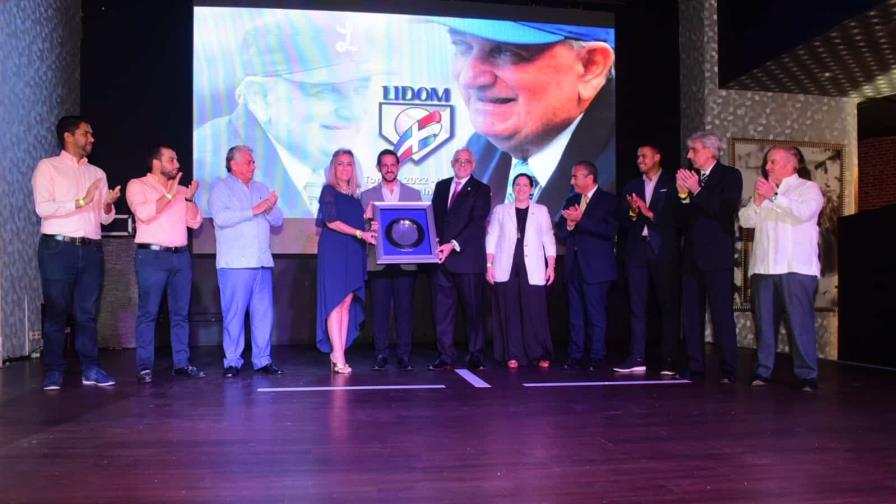 Lidom celebra emotiva ceremonia de dedicatoria a Tomás Troncoso Cuesta