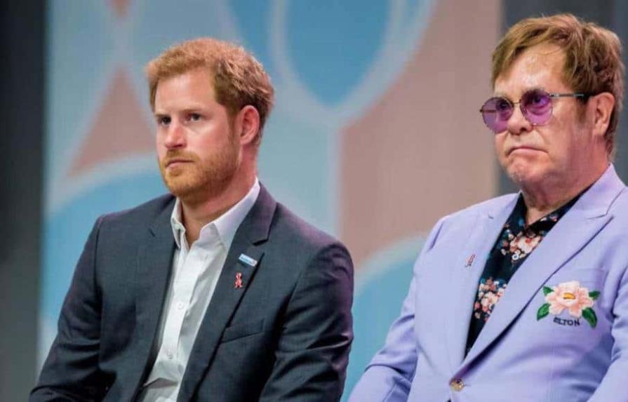 Elton John y el príncipe Harry acusan a medio británico de violar su privacidad
