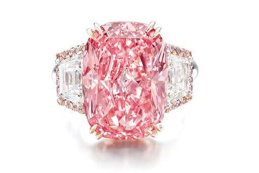Diamante rosa alcanza récord de 49,9 millones de dólares en subasta en Hong Kong