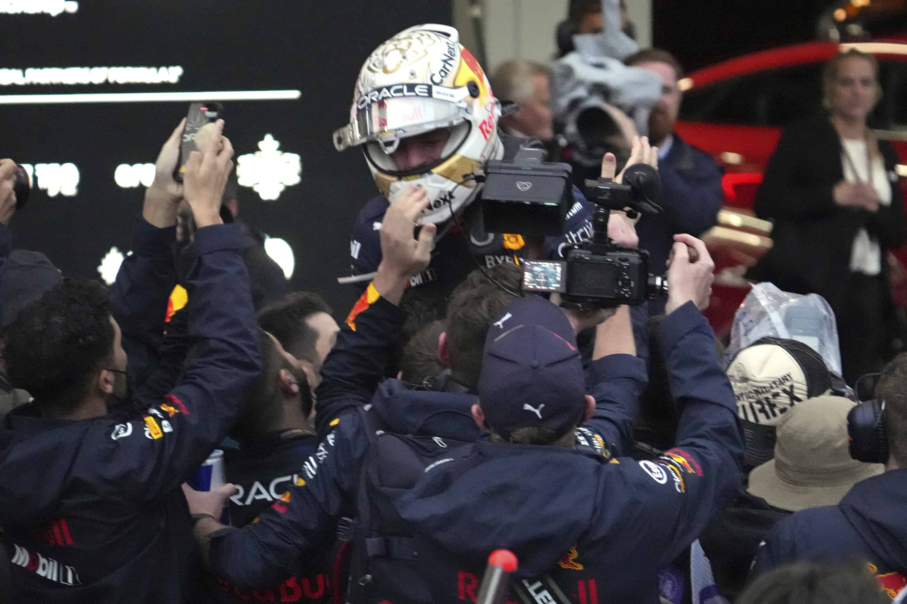 El piloto holandés de Red Bull Max Verstappen celebra con su equipo tras ganar el Gran Premio de Japón de Fórmula 1 en el Circuito de Suzuka, en el centro de Japón, el domingo 9 de octubre de 2022. Verstappen se aseguró su segundo título consecutivo del campeonato de pilotos de Fórmula 1.