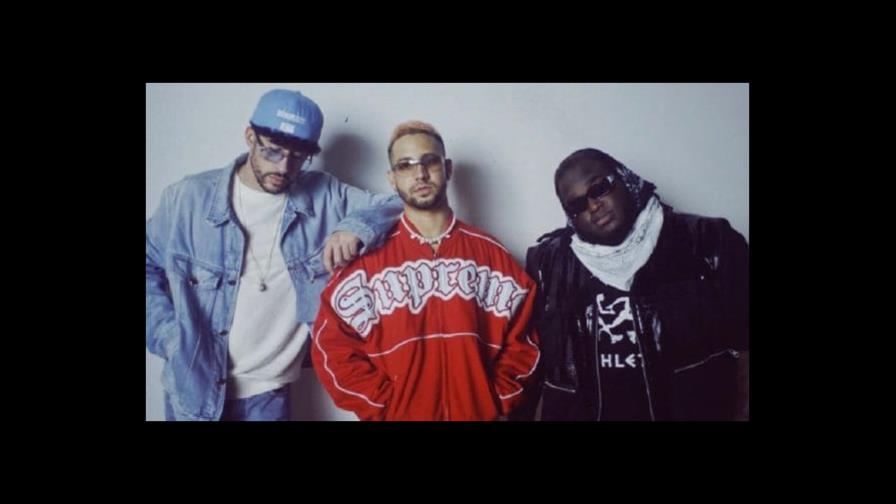 Mora sube al escenario a Bad Bunny en sus conciertos en San Juan Mora sube al escenario a Bad Bunny en sus conciertos en San Juan