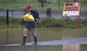 Julia ya no es hurac&aacute;n, pero se mantiene el peligro, advierte el Centro Nacional de Huracanes