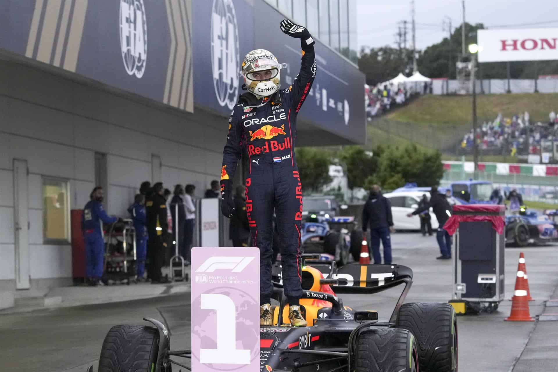 El piloto holandés de Fórmula 1 Max Verstappen de Red Bull Racing reacciona tras ganar el Gran Premio de Fórmula 1 de Japón y el título mundial en el Suzuka International Racing Course, Suzuka, Japón, 09 de octubre de 2022.