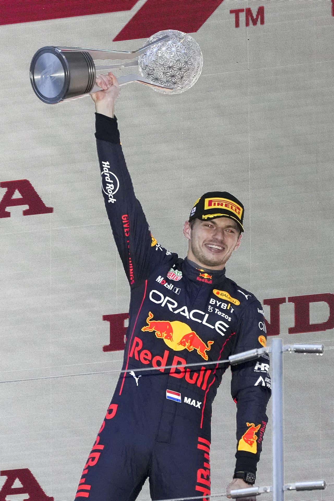 El piloto holandés de Fórmula 1 Max Verstappen de Red Bull Racing levanta su trofeo tras ganar el Gran Premio de Fórmula 1 de Japón y el título mundial en el Suzuka International Racing Course, Suzuka, Japón, 09 Octubre 2022.