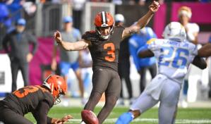 Chargers sobreviven polémica decisión, ganan a Browns