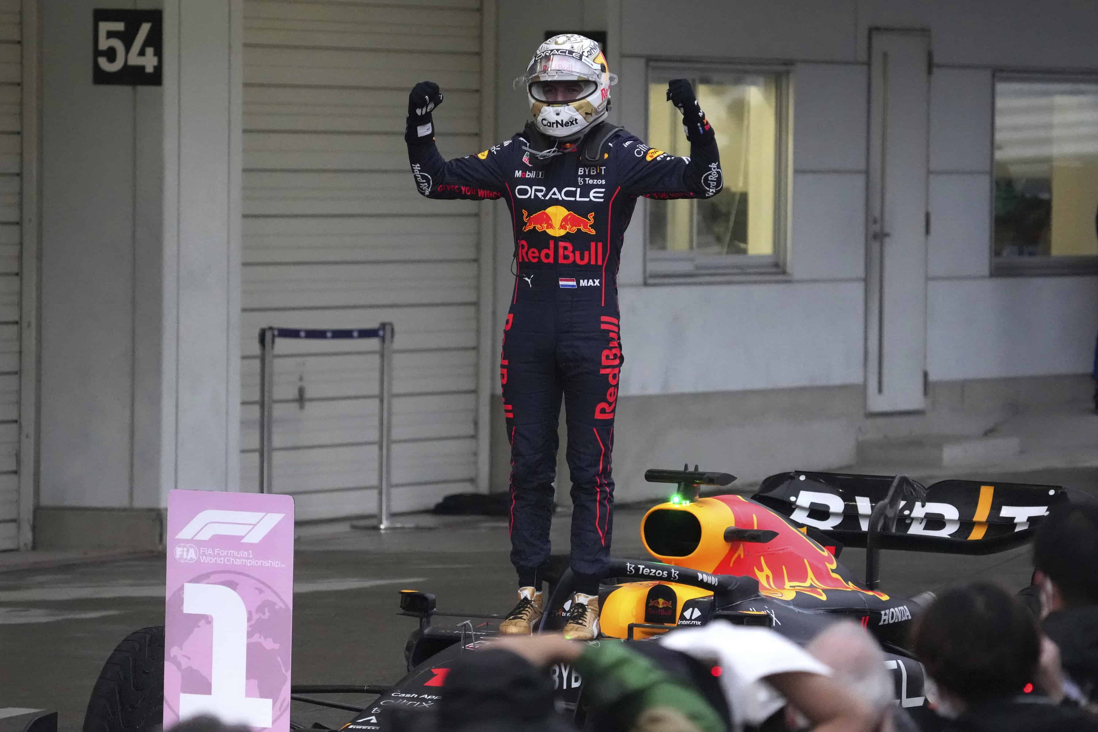 El piloto holandés Max Verstappen de Red Bull celebra después de ganar el Gran Premio de Fórmula Uno de Japón en el circuito de Suzuka, en el centro de Japón, el domingo 9 de octubre de 2022. Verstappen se aseguró el segundo campeonato consecutivo de pilotos de Fórmula Uno.