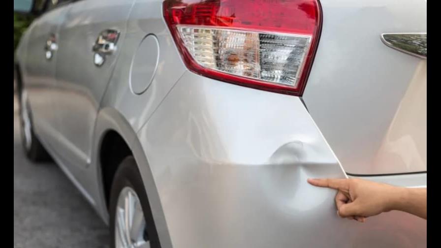 Por qué no deberías intentar quitar una abolladura de tu vehículo