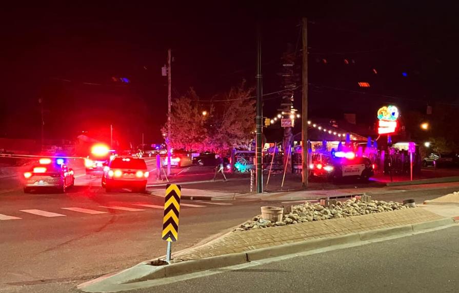 Colorado: Camioneta embiste a multitud en bar; hay un muerto