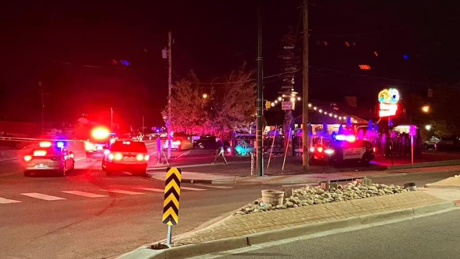 Colorado: Camioneta embiste a multitud en bar; hay un muerto