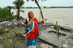 Refugiados climáticos huyen de pueblos arrasados por inundaciones en Bangladés