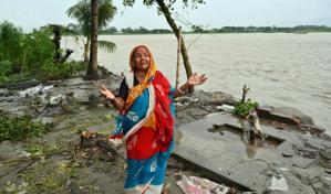 Refugiados climáticos huyen de pueblos arrasados por inundaciones en Bangladés