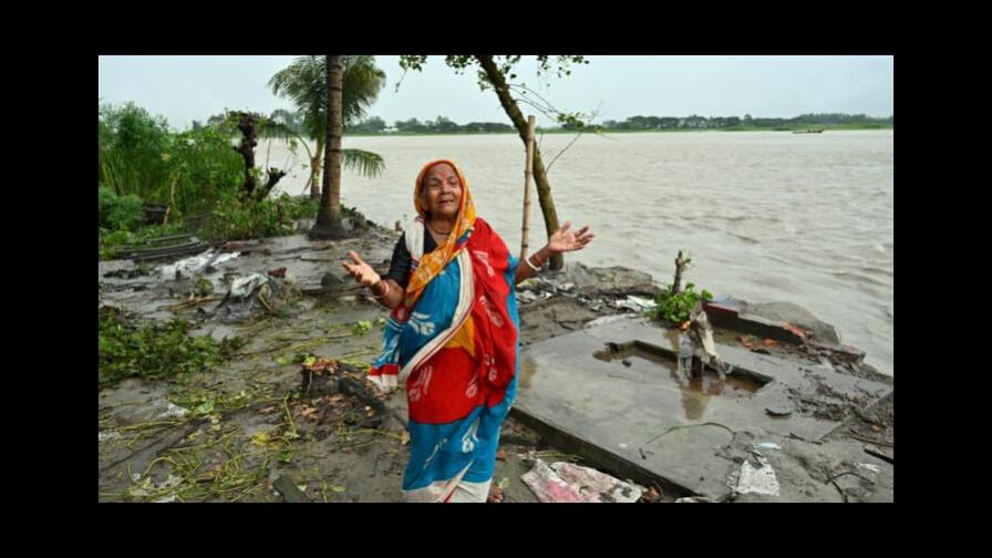 Refugiados climáticos huyen de pueblos arrasados por inundaciones en Bangladés