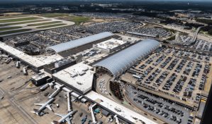 Arrestan a un hombre que amenazó con disparar con un rifle en el Aeropuerto de Atlanta