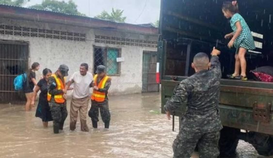 Tres muertos, inundaciones y cierre de un aeropuerto en Honduras por Julia
