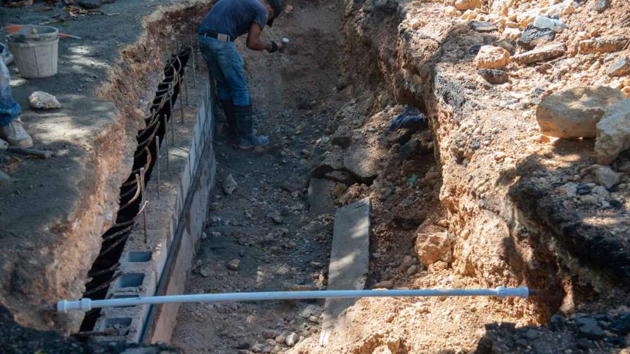 Terminarían esta semana trabajos en socavón de la calle Rosa Duarte Terminarían esta semana trabajos en socavón de la calle Rosa Duarte