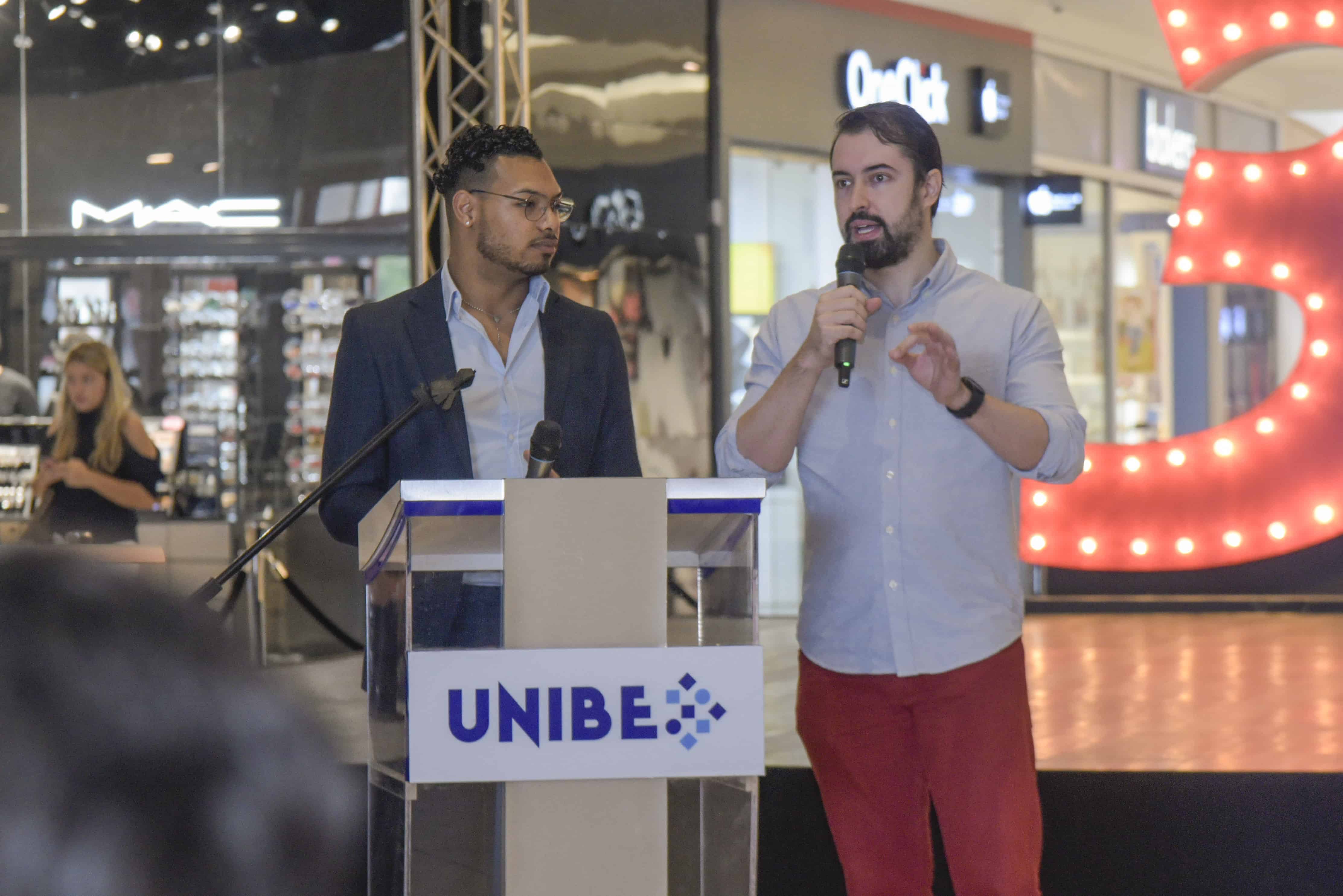 Dos estudiantes de la Unphu presentan un resumen sobre Pepillo Salcedo.