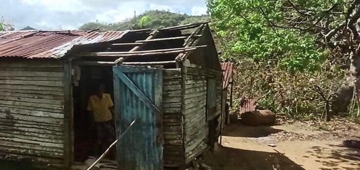 Familias aguardan por las ayudas del Gobierno para reconstruir sus casas en El Seibo