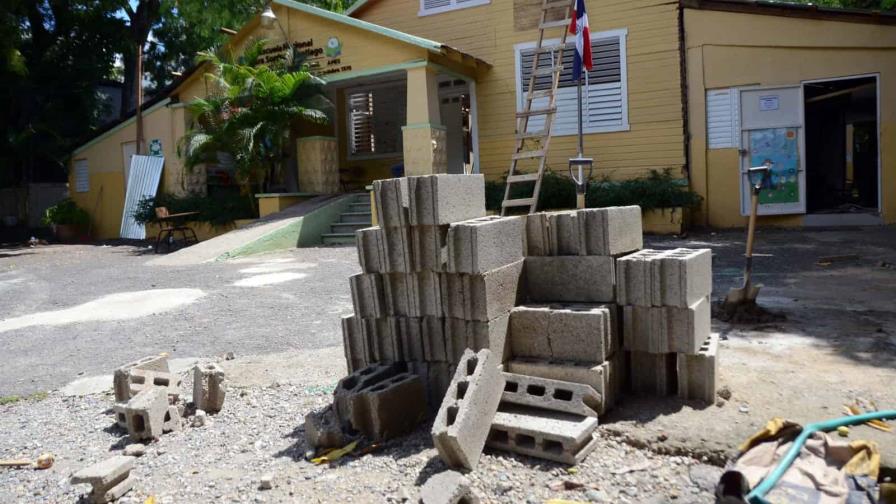 Más de 100 estudiantes con discapacidad auditiva no han empezado el año escolar en Santiago Más de 100 estudiantes con discapacidad auditiva no han empezado el año escolar en Santiago