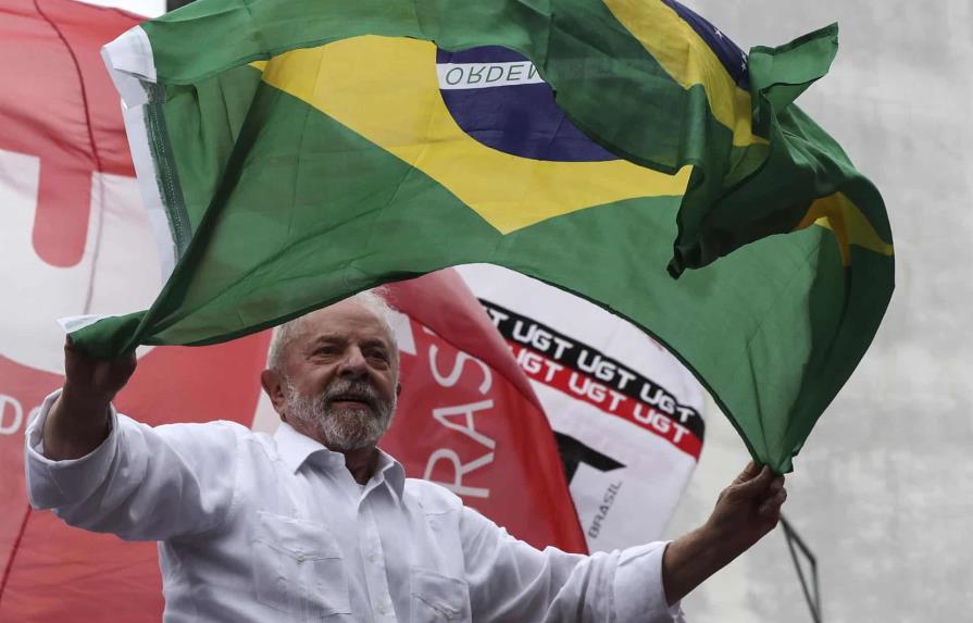 Lula tiene 51 % y Bolsonaro 42 % en un sondeo de intención de voto