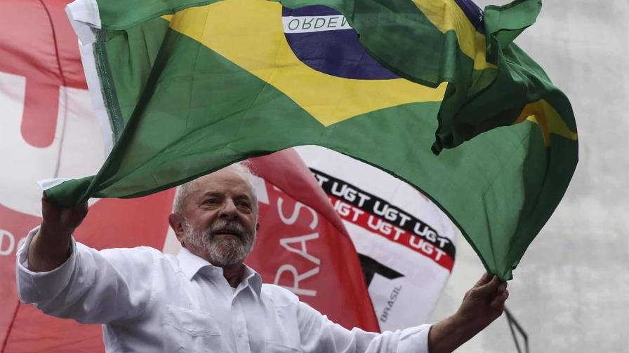 Lula tiene 51 % y Bolsonaro 42 % en un sondeo de intención de voto